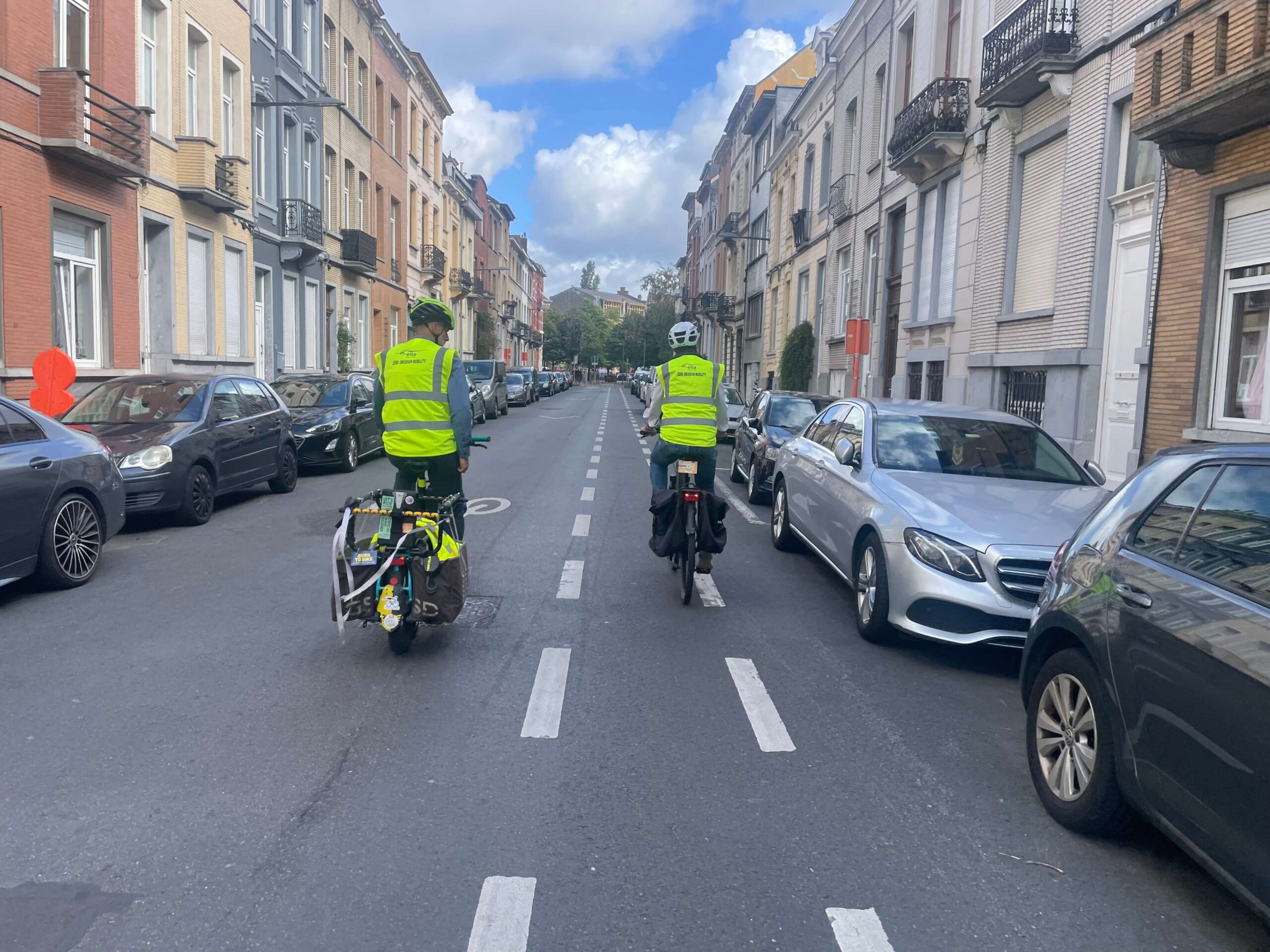 Deux vélos dans une rue à Bruxelles